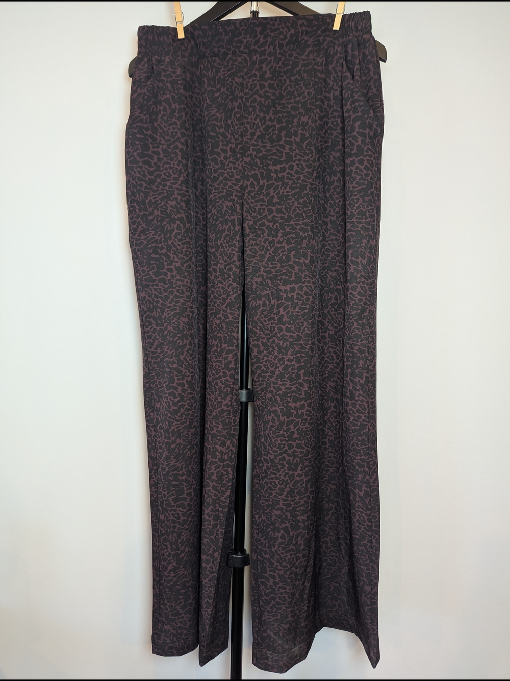 Fabletics Wide Leg Pants in Charcoal with Mauve Print